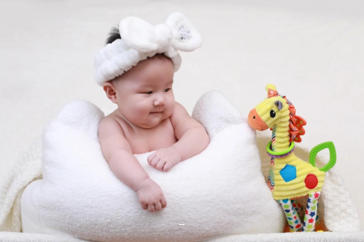 中国澳门宝宝几个月翻身